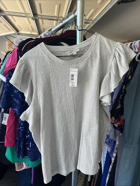 Studio B by Bobeau Light Gray Textured Ruffle Sleeve Short Sleeve Top NWT